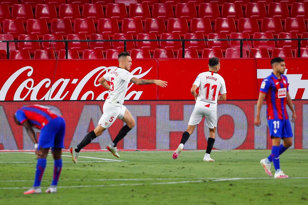 Lucas Ocampos recibe el Centro de Jesús Navas y de primera intención manda el balón a guarderse en las redes de Marko Dmitrovic.