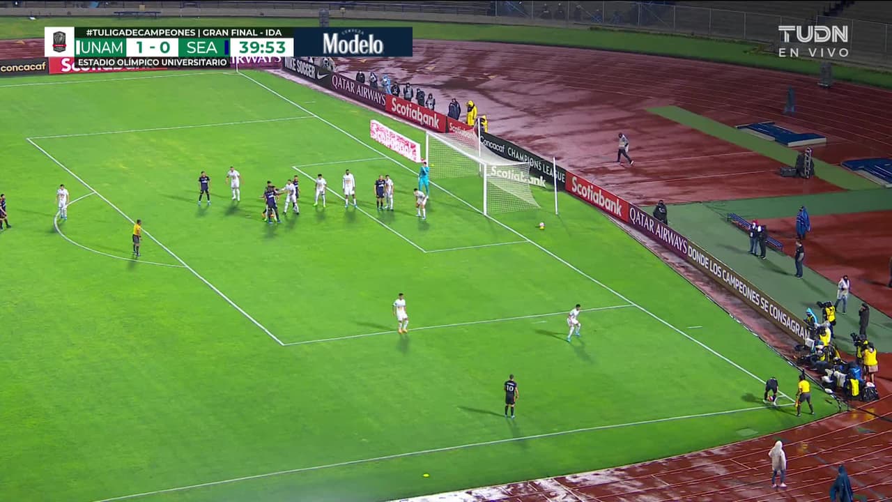 ¡TIRO ATAJADO! disparo por Nicolás Lodeiro.