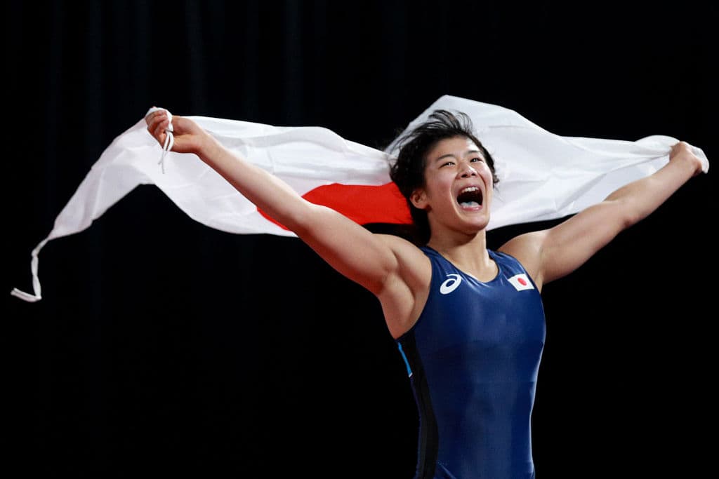 La japonesa Nonoka Ozaki celebra su victoria en la lucha libre 57 kilogramos.