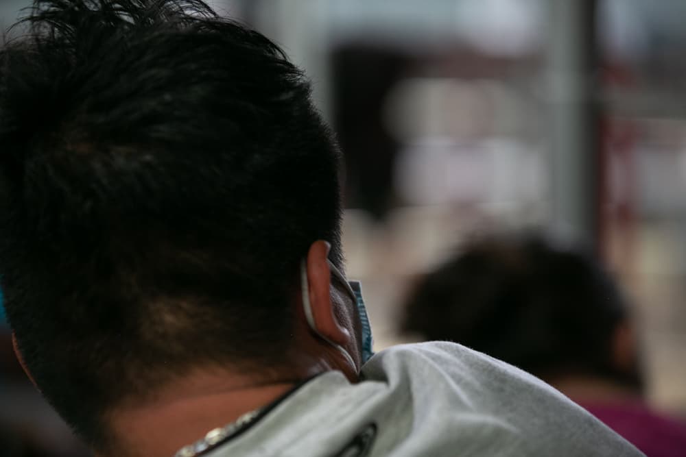 <b>"Nos enteramos que estábamos en México cuando nos bajaron del avión y vimos la bandera", </b>asegura Marvin, un guatemalteco de 37 años que viajó con su esposa y su hijo de 5 años engañados por un coyote que les dijo que Estados Unidos estaba permitiendo la entrada de familias. En su caso, cuenta que huyeron de los criminales que asesinaron a su hermano por una moto y a los que él denunció. "Estaba acostado en la hamaca un día y dos personas llegaron a mi casa y la balearon". Denuncia que las autoridades estadounidenses no les dieron una explicación de por qué los expulsaban y tampoco un papel que les informara qué pasaría con ellos. "No sabíamos por qué nos devolvían. En McAllen, funcionarios de la Patrulla Fronteriza nos dijeron: 
<b>'No vayan a estar lloriqueando, ustedes no están deportados, van a un albergue en Houston, de una iglesia, y desde allá van a poder pelear sus casos'".</b>