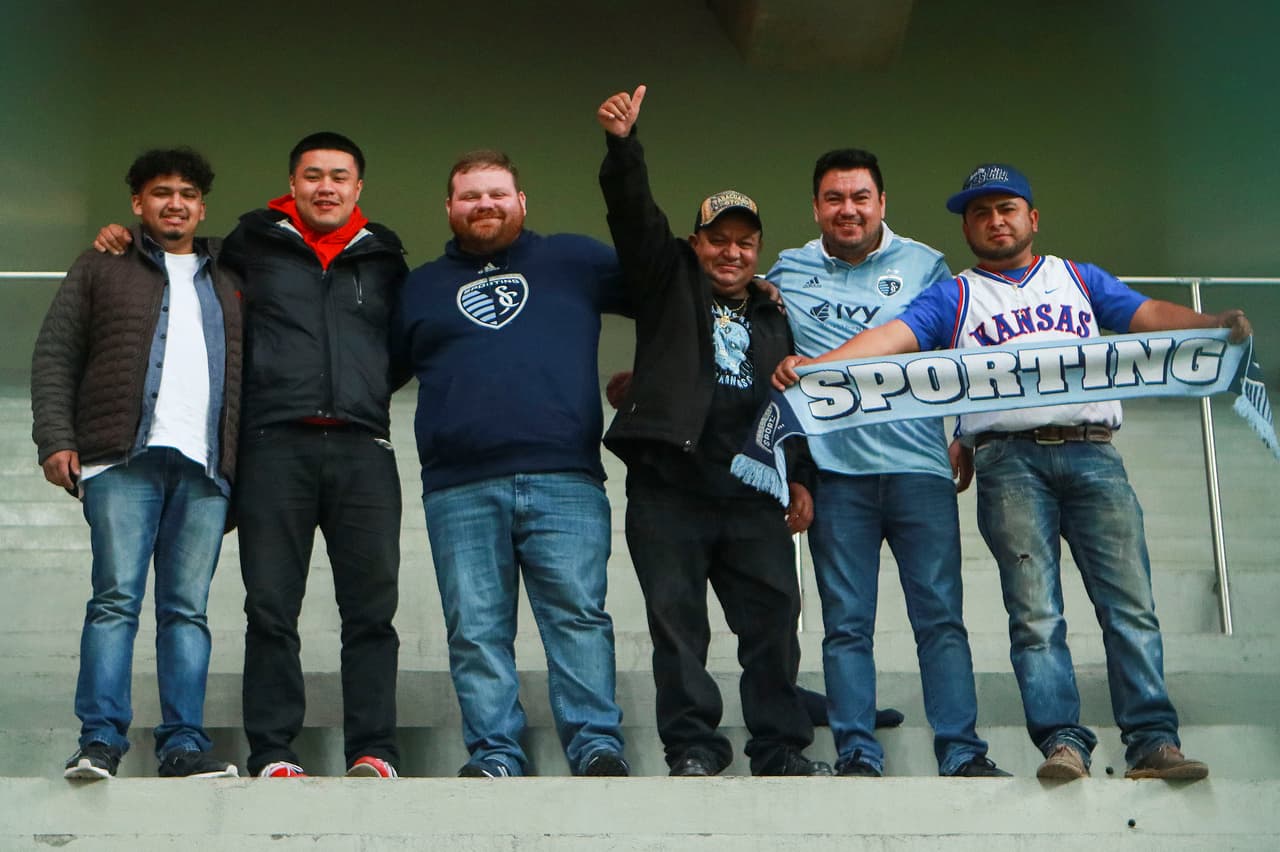 Por su parte, los pocos viajeros desde los Estados Unidos esperaban una buena noche de su equipo para revalidar el triunfo en casa.