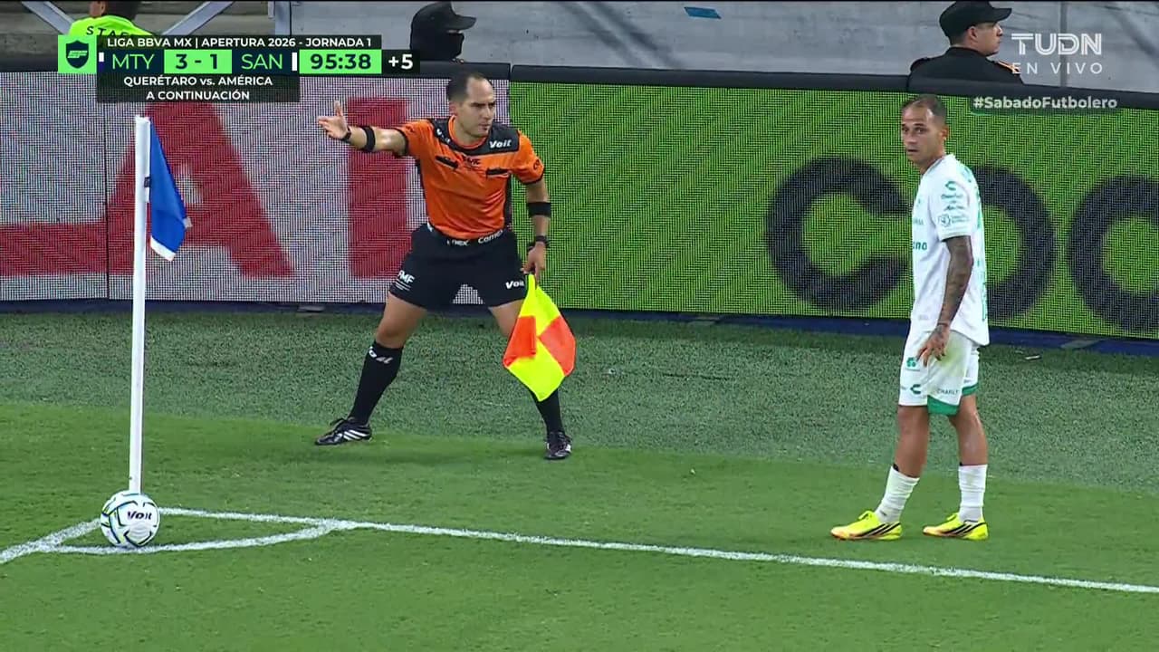 ¡GOL!  anota para Santos Laguna. Eduardo Aguirre