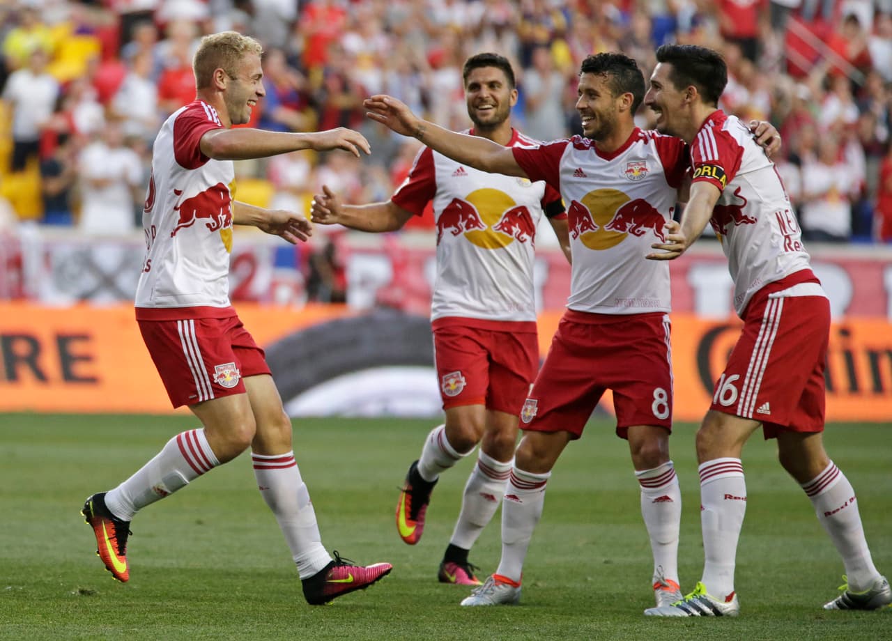 Los goles de Mike Grella mantienen a RBNY en la segunda posición del Este.