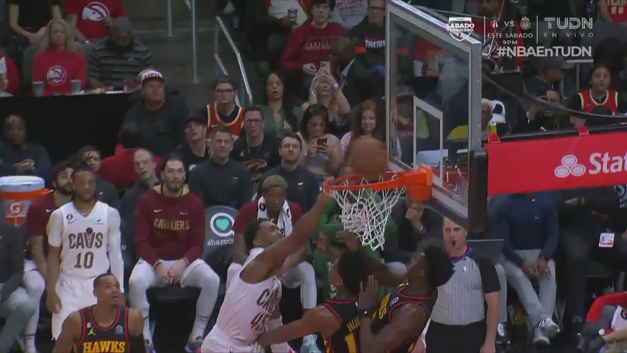 ¡Le faltó volcarla! Mitchell hace una gran jugada, pero no pude encestar