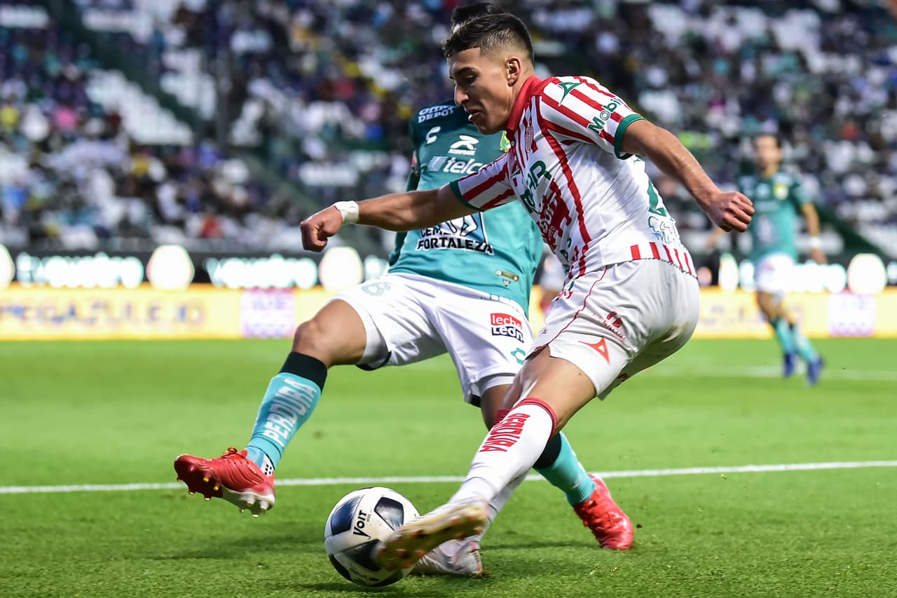 Con hat trick de Víctor Dávila, león golea a necaxa 3-0 y aseguran su lugar en la fiesta grande del futbol mexicano.