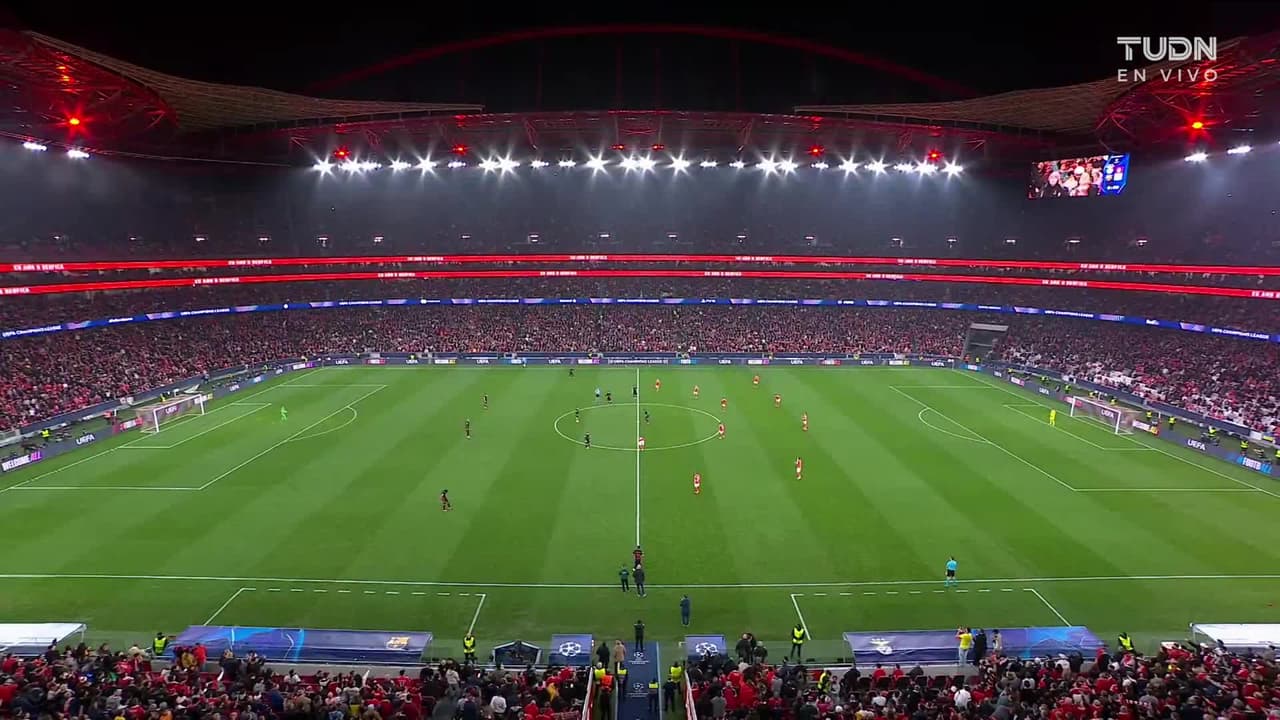 Arranca el partido y la pelota está en juego.