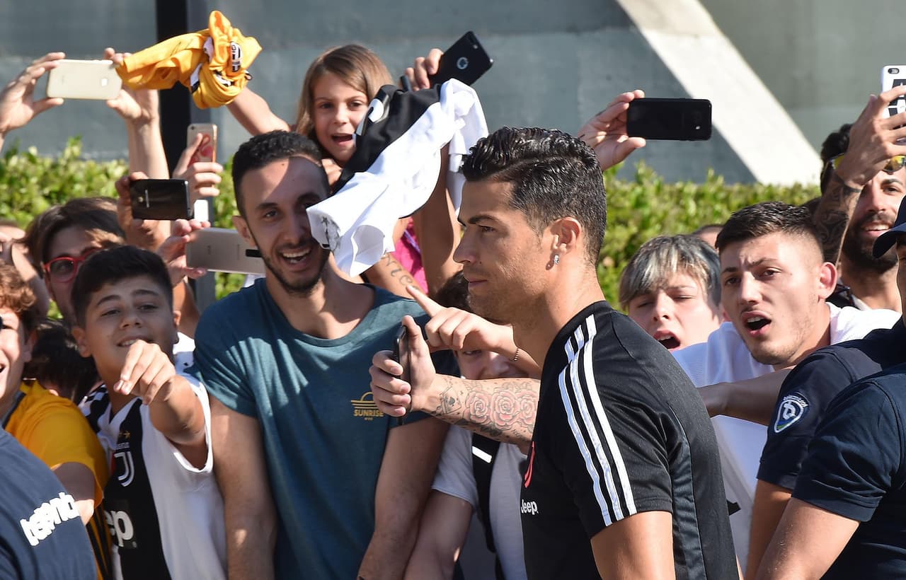 Luego de ganar la UEFA Nations League y darse un tiempo de descanso con su familia, Cristiano Ronaldo se unió este sábado a la pretemporada de la Juventus en Turín. Los fanáticos que estaban en el Training Center aprovecharon para pedirle una foto y un autógrafo al ídolo portugués.