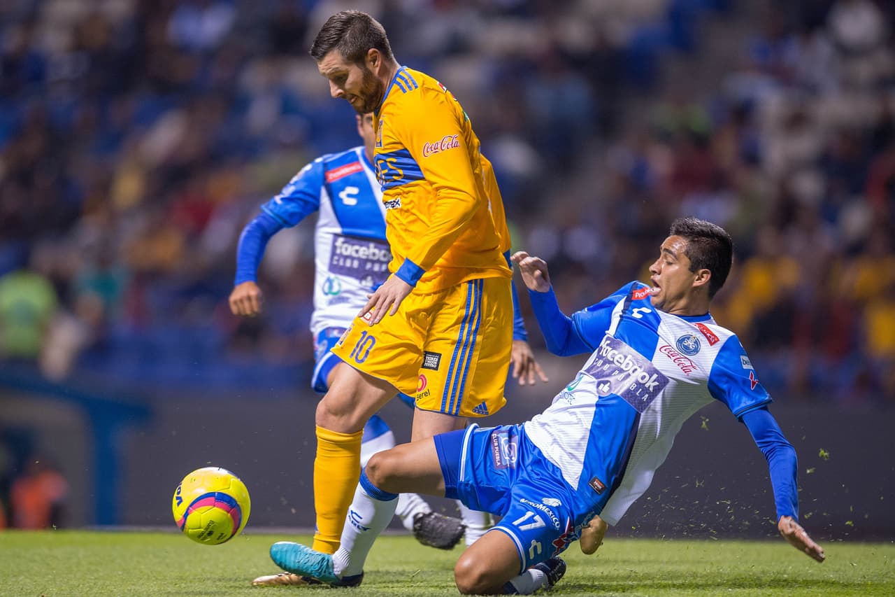 André-Pierre Gignac, como desde hace algunas campañas, fue el motor de Tigres y tuvo la primera chance de anotar en un tiro que Moisés Muñoz atajo con reflejos.