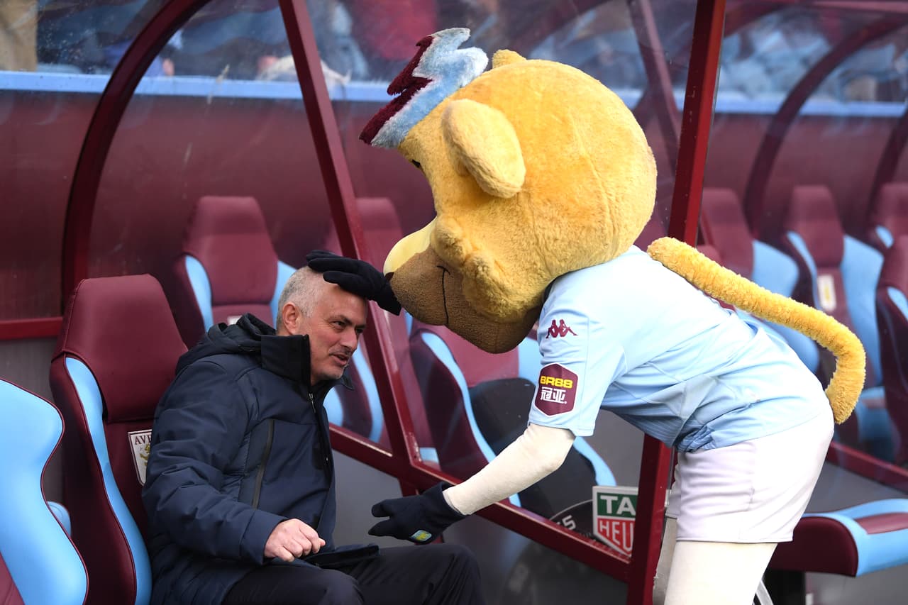 La mascota del Aston Villa hasta la cabeza le tocó y a pesar del carácter del portugués, la mesura lo centró.