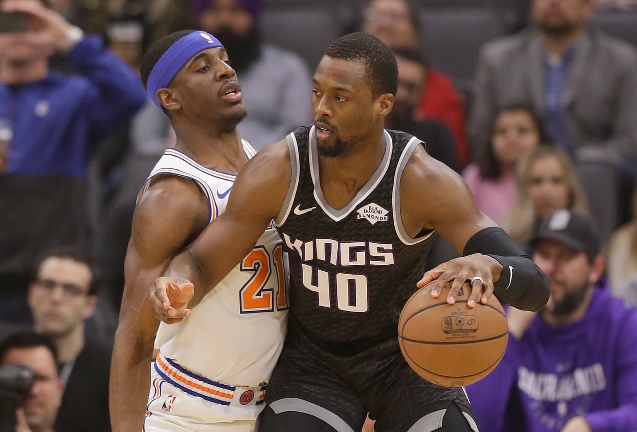 Harrison Barnes (40) se destacó por los Kings con un doble doble (22 pts y 10 reb), mientras que por los neoyorquinos brilló, saliendo desde la banca, el novato Allonzo Trier con 29 tantos.