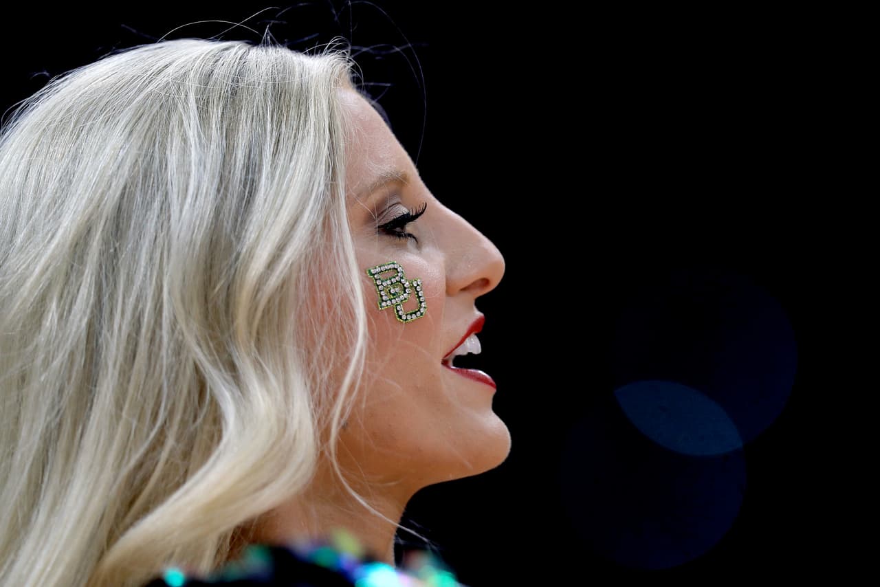 El color y la fiesta son protagonistas en la definición del básquetbol universitario de la NCAA, que tuvo de nuevo a los hinchas y a las porristas como los ejemplos de la alegría fuera de la competencia.