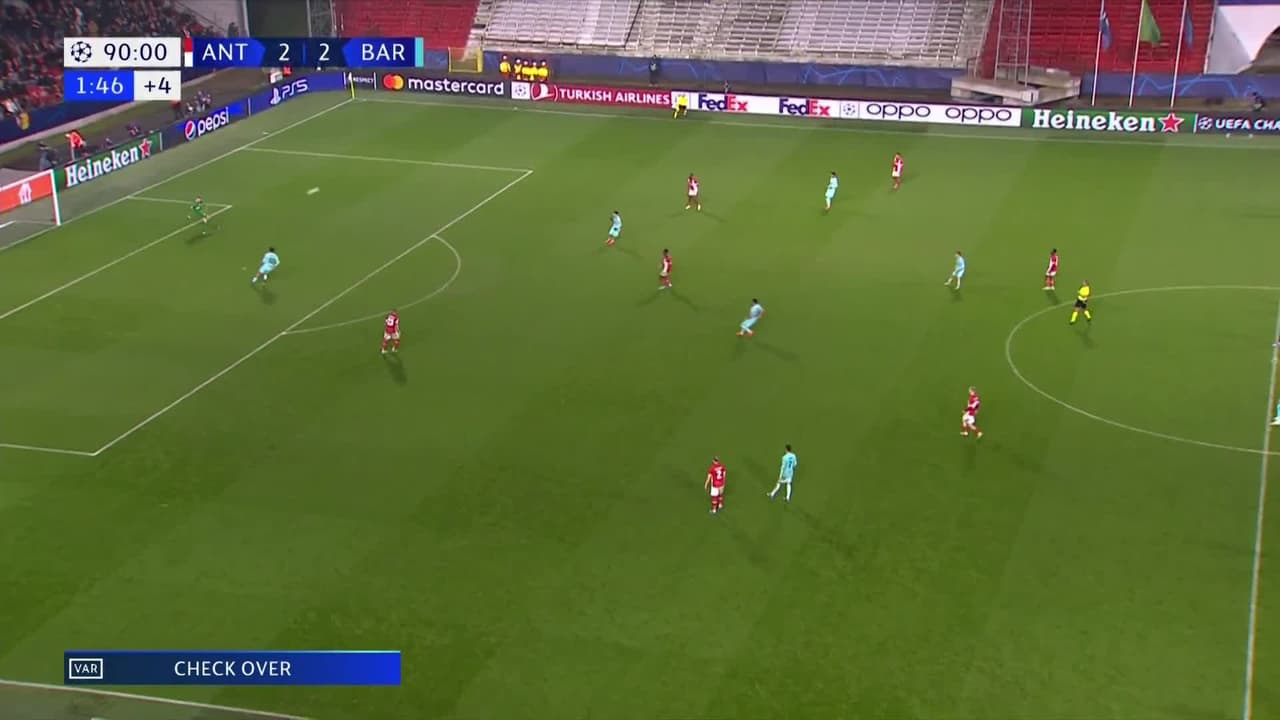 ¡GOL!  anota para Royal Antwerp. George Ilenikhena