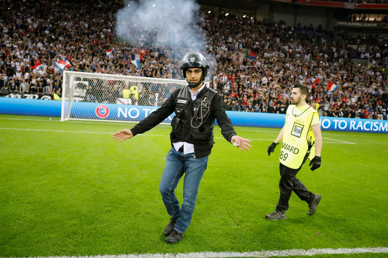 Según informó entonces la UEFA, al club francés se le acusó de permitir bengalas en el estadio y de autorizar la presencia de aficionados en las escaleras de las gradas, lo que bloqueó las salidas.