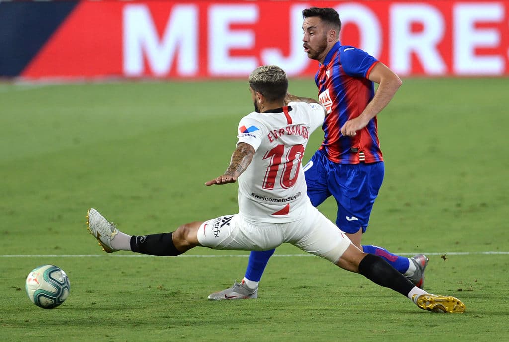 Ever Banega presiona con todo a Edu Expósito, pero no logra frenar el trazo del mediocampista español.