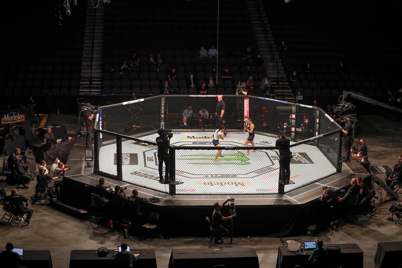 Michelle Waterson y Carla Esparza pelean sin espectadores durante el evento UFC 249 el sábado 9 de mayo de 2020 en Jacksonville, Florida.