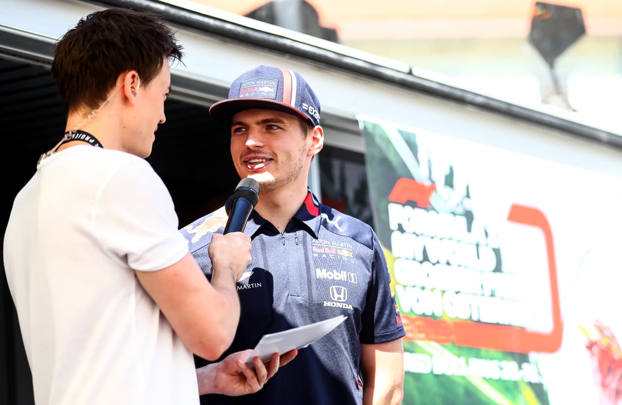 En Graz, a pocos kilómetros del Circuito Red Bull Ring en Spielberg, Max Verstappen encendió la actividad del Gran Premio de Austria con una visita a los aficionados, así como la tienda oficial de la escudería en la ciudad. A partir de este viernes los motores se encenderán con las primeras sesiones libres.