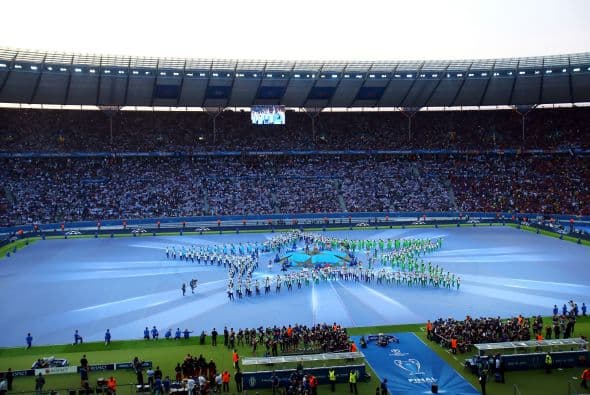 Los aficionados al fútbol pintaron el Olympiastadion de Berlín para alentrar a blaugrana y biaonconeros en la pelea por llevarse el trofeo de la Champions.