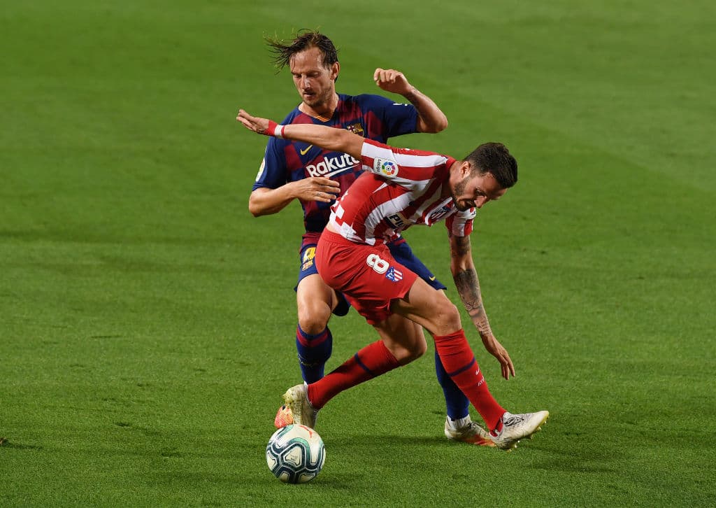 Saúl Ñíguez recibe su primer balón del partido y rápidamente llega la marac del centrocampista croata Iván Rakitic.