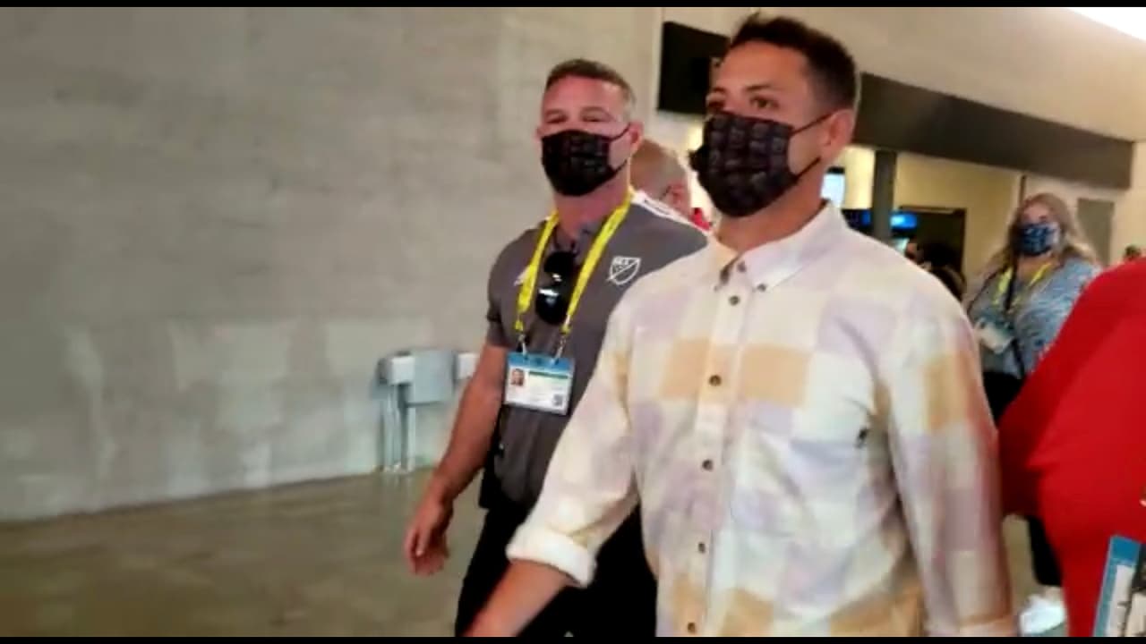Chicharito aparece en estadio de LAFC y lo reciben con abucheos