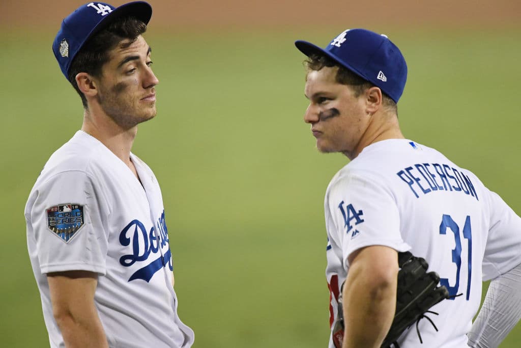 Los jardineros Cody Bellinger (izquierda) y Joc Pederson (derecha) no ocultaron su decepción luego de la forma en que recibieron los Dodgers la segunda carrera de los Red Sox.