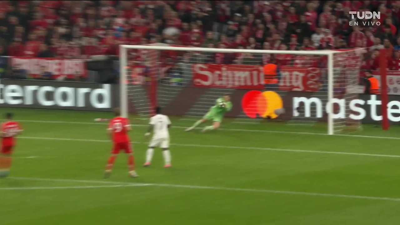 ¡Atajada enferma de Neuer! Se salva el Bayern del cuarto gol