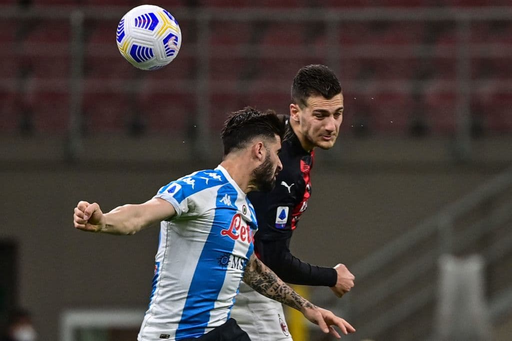 Matteo Politano dejó atrás al arquero Gianluigi Donnarumma y anotó el único tanto del encuentro entre el Napoli y AC Milán, llevándose la victoria y los tres puntos como visitante, dejando el marcador 1-0 en San Siro. El mexicano Hirving Lozano no fue convocado para este encuentro.