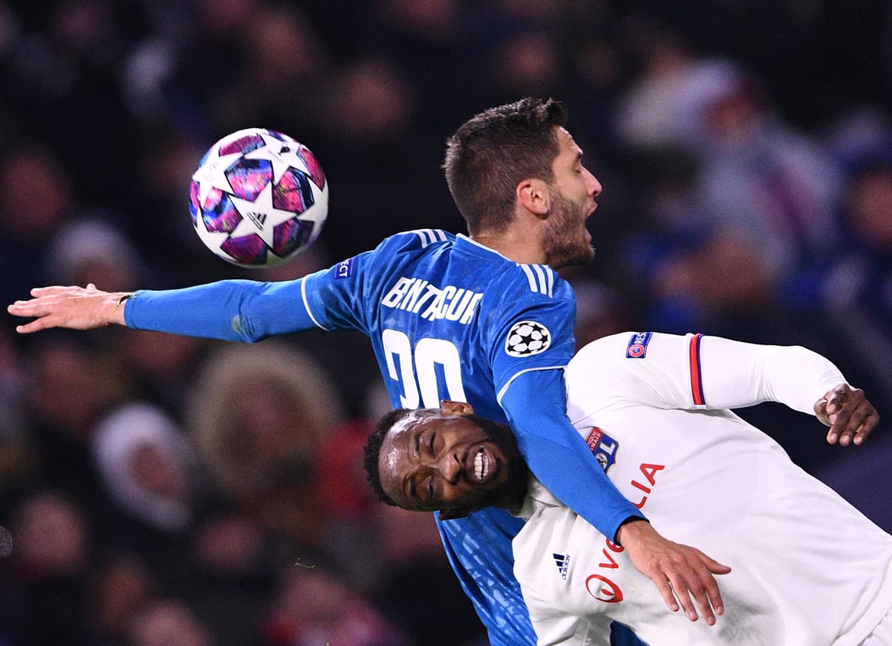 Rodrigo Bentancur y Moussa Dembele dejando todo en el encuentro.
