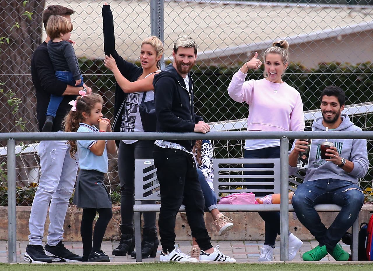Mientras tanto, sus pequeños estaban jugando en la cancha y ellos les felicitaban.