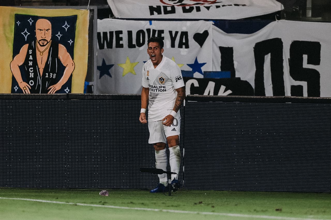 Con goles de Sebastián Lletget y Cristian Pavón, el LA Galaxy golea al LAFC en el clásico de Los Angeles.
