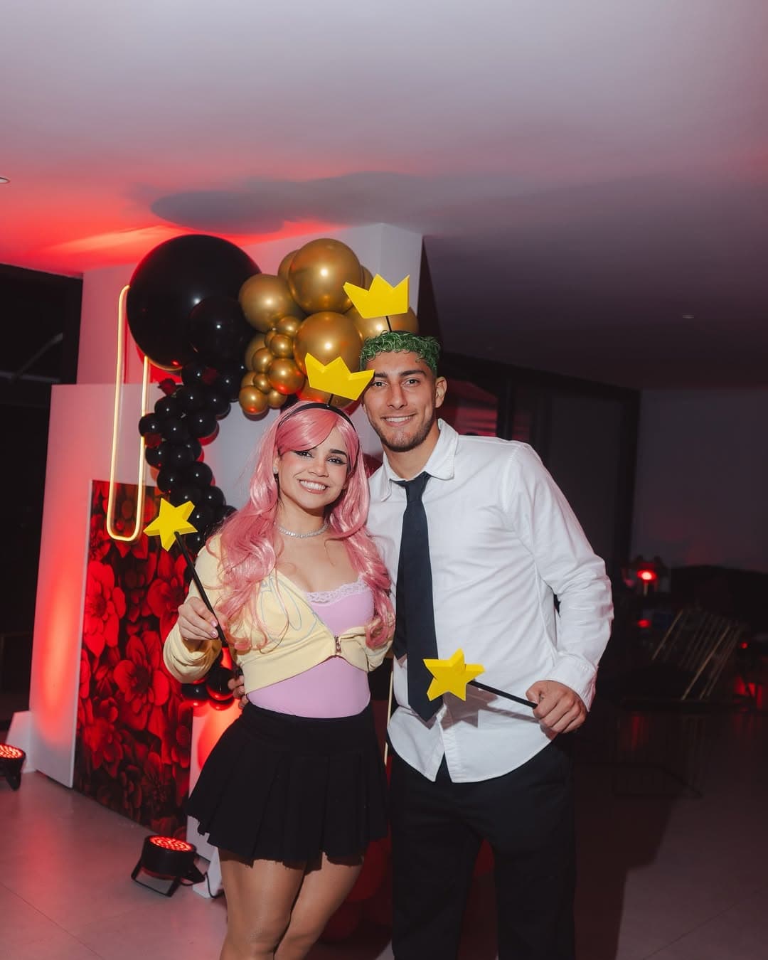 Sebastián Cáceres y Alana Flores se disfrazaron como Wanda y Cpsmo de los Padrinos Mágicos.