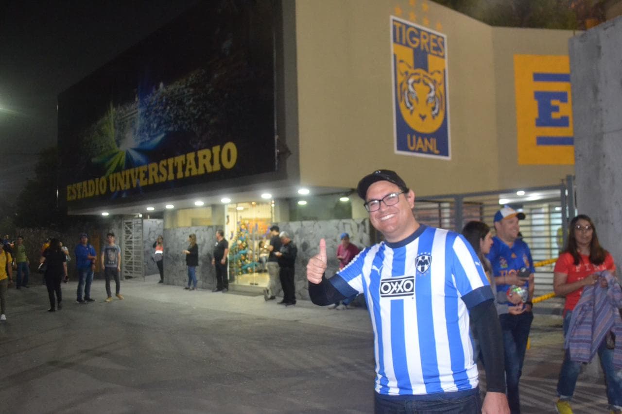 Llega la noche en Monterrey y el el Estadio Universitario se prepara para albergar otra final femenil entre Tigres y Monterrey.