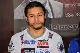 Jhonny González concentrado en Gary Russell (Foto cortesía Alma Montiel).