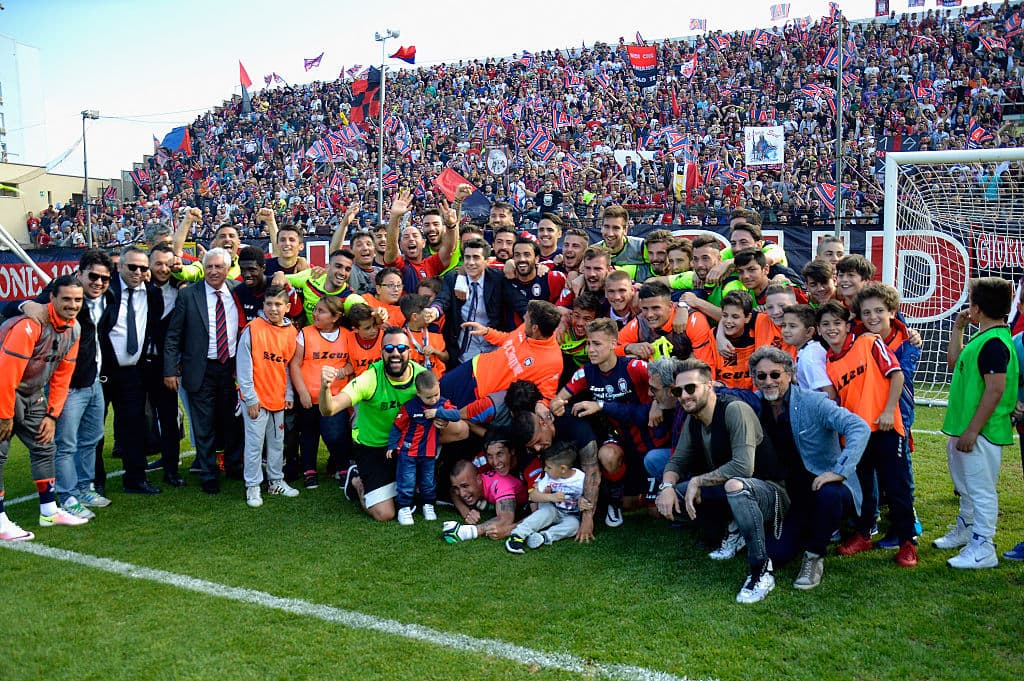 Jugadores, directivo y afición del Crotone celebra su ascenso.
