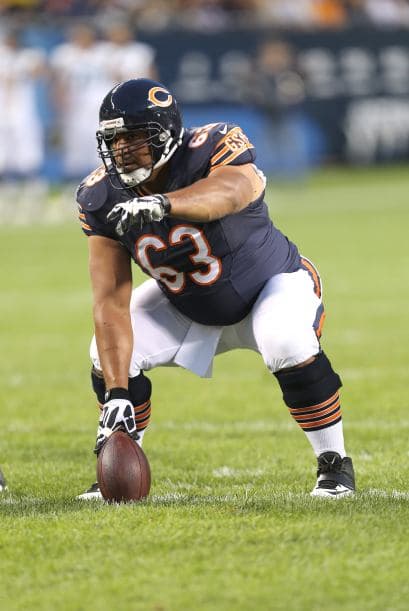 Roberto Garza ayudó de manera potencial a que su mariscal de campo, Jay Cutler, comandara a los Osos a la victoria ante los Minnesota Vikings 21-13. La línea ofensiva no permitió ninguna captura del QB y abrió los huecos para que Chicago corriera 138 yardas. Mira sus mejores imágenes. (AP-NFL)