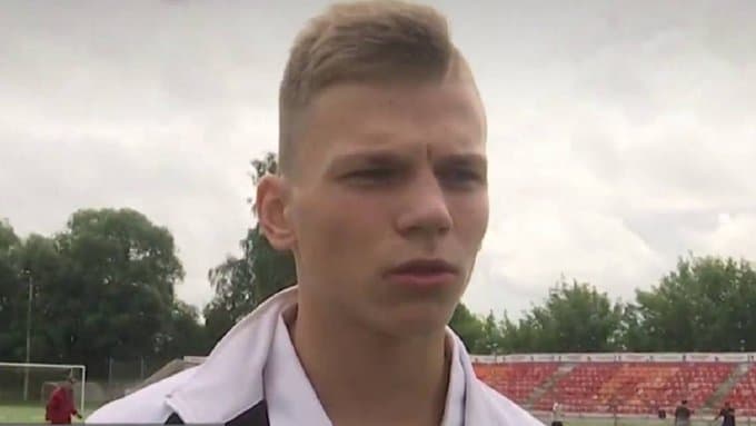 Portero ruso impactado por un rayo muestra su quemadura