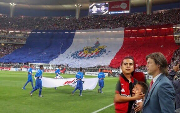 El equipo solo quería que su gente le ayudara a quitar a un intruso en un cuadro espectacular entre Matías Almeyda y la bandera gigante de su afición.