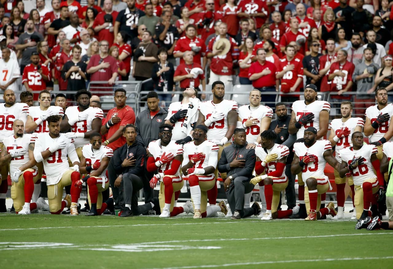Los 49ers protestaron con rodlla al piso, como lo hiciera el año pasado su exquarterback Colin Kaepernick.
