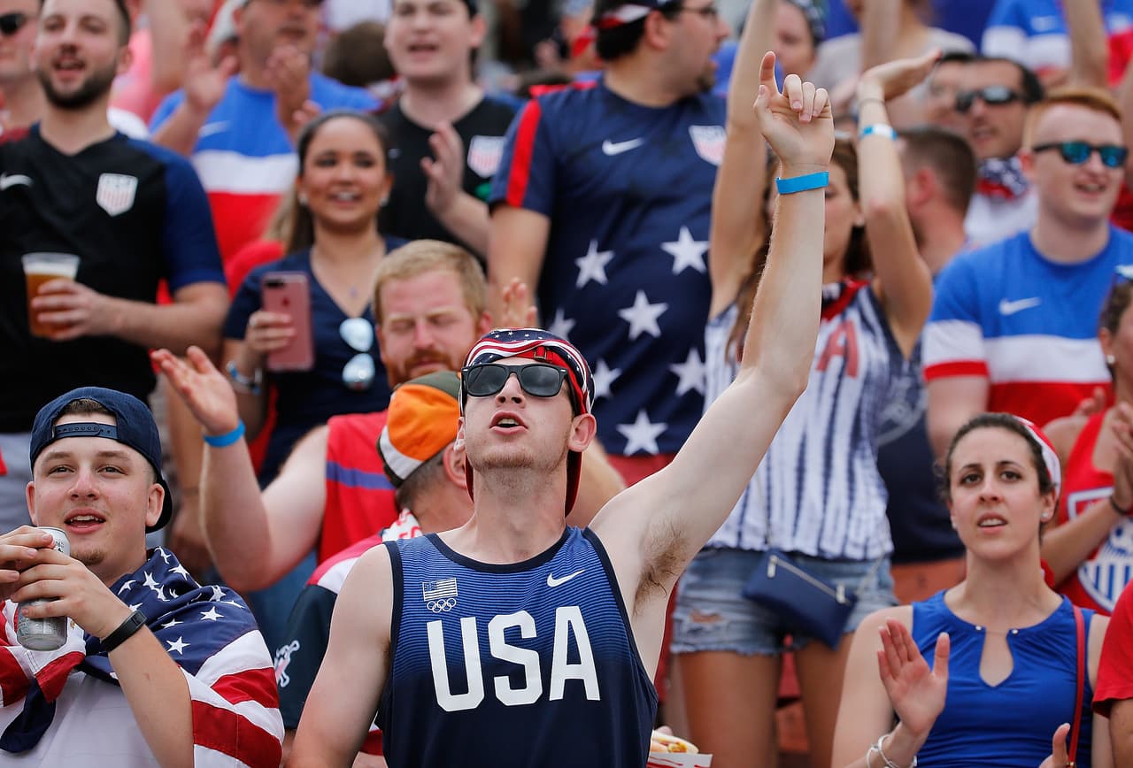 Con banderas, maquillajes, máscaras e incluso con coloridos trajes, aficionados de Ghana y Estados Unidos apoyaron a sus selecciones en partido amistoso previo a la Copa de Oro.