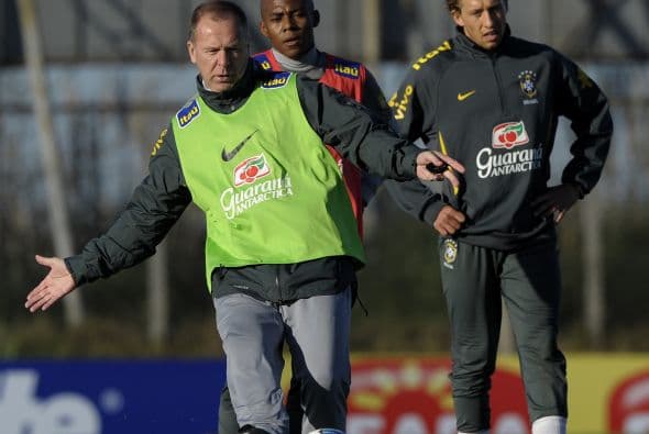Para Mano Menezes la selección brasileña está en formación y por ello apuesta a los jóvenes, no obstante la Copa América es la primera gran prueba del entrenador brasileño.