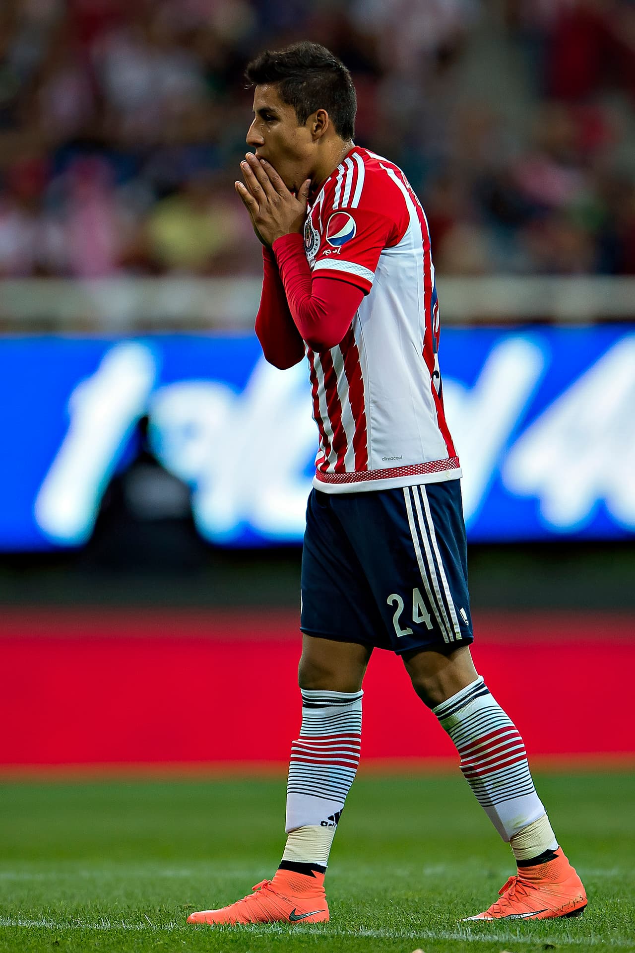 Carlos Cisneros #24 - El jugador mostró su poca experiencia en los Clásicos, perdiendo la cabeza al caerle con los tachones a Paul Aguilar, jugada que el árbitro percató y le mostró el cartón rojo, dejando a sus compañeros con un jugador menos y con dos goles en contra. Calificación 5.