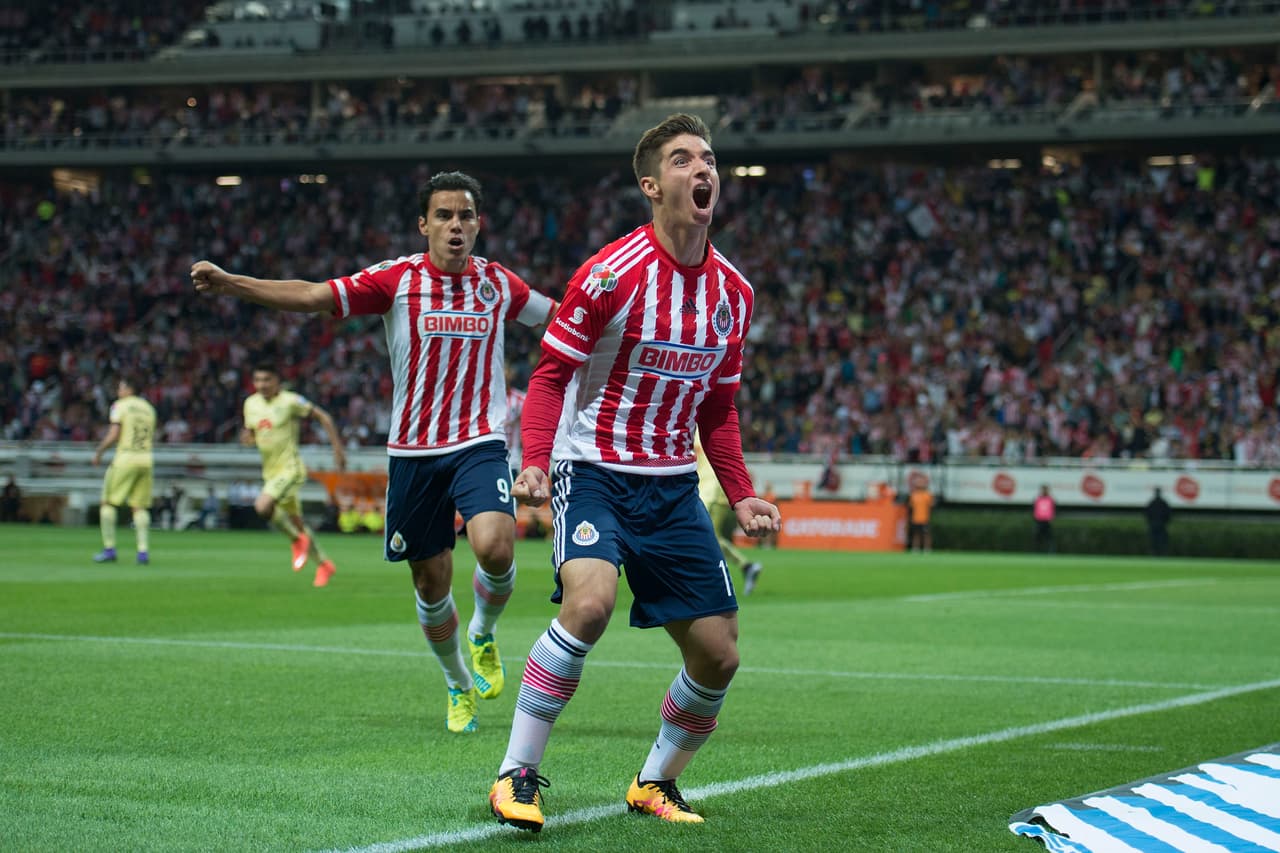 Isaác Brizuela #11 - El volante derecho participó en todas las jugadas de Chivas, metiendo en serios problemas a los defensores americanistas. Issac estuvo involucrado en una jugada polémica donde el balón termino en gol, aunque para su mala fortuna, la jugada no fue tomada en cuenta ya que el árbitro asistente lo anuló al estar en fuera de lugar. Calificación 8.