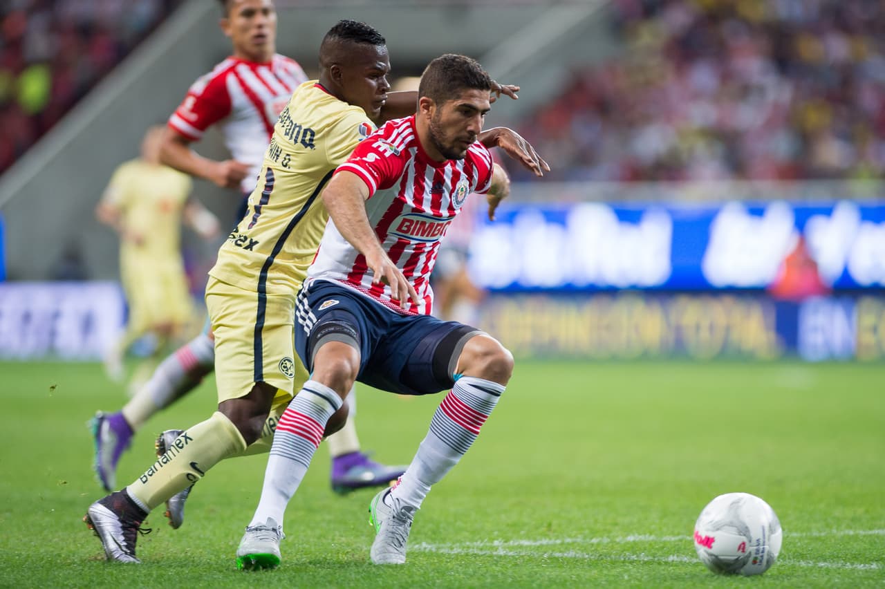 Jair Pereira #4 - El zaguero central de las Chivas estuvo atento a todos los embates americanistas, siempre llegando a tiempo y saliendo con inteligencia para ayudar a sus compañeros con sus ataques. Calificación 7.