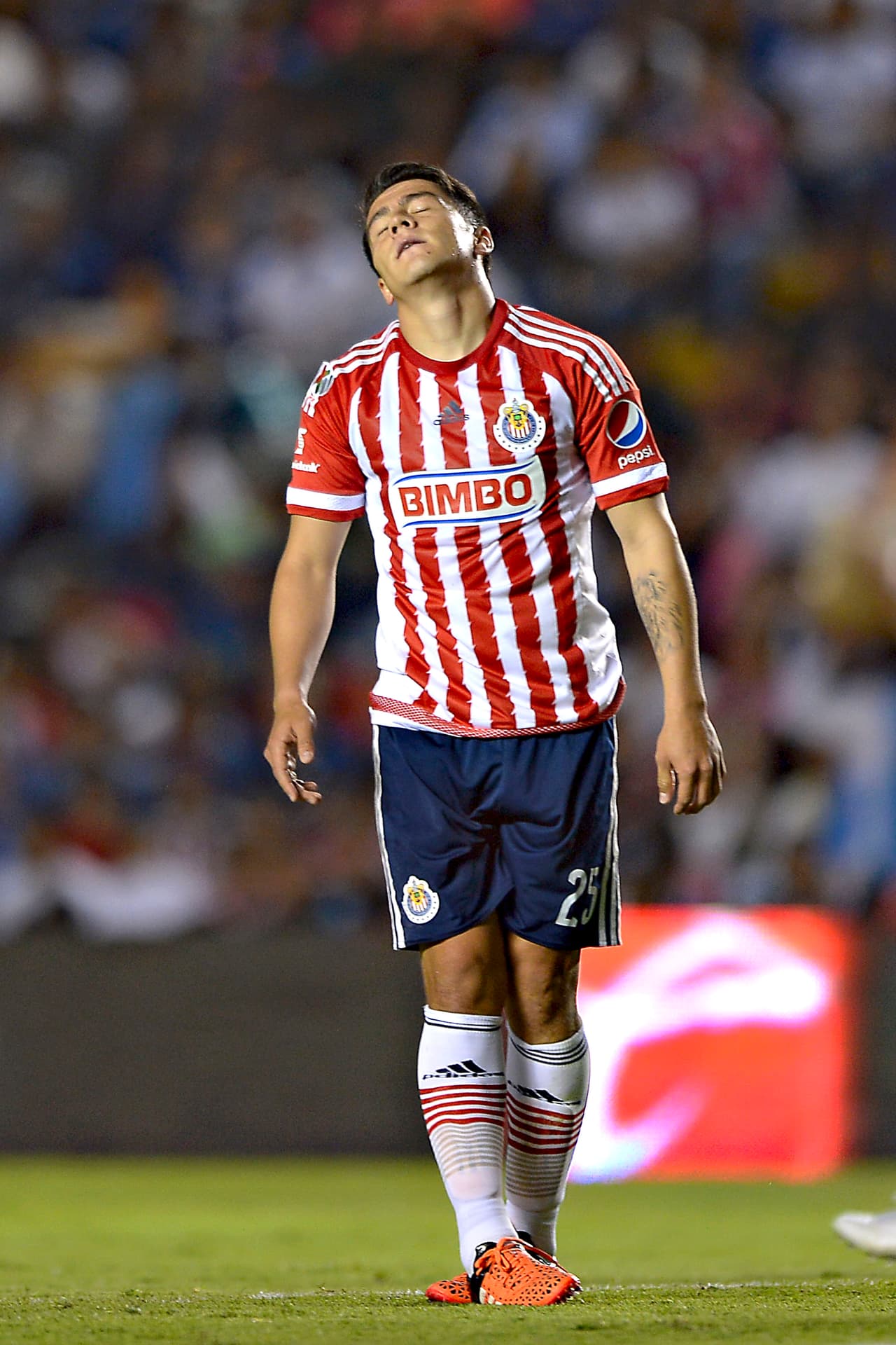 Michael Pérez #25 - El jugador estuvo siempre atento al partido y a las jugadas rivales, aunque fue perdiendo la cabeza y la paciencia conforme avanzaban los minutos, Michael salió de cambio por el veterano Carlos Salcido en el momento clave que se necesitaba más experiencia en el terreno de juego. Calificación 6.