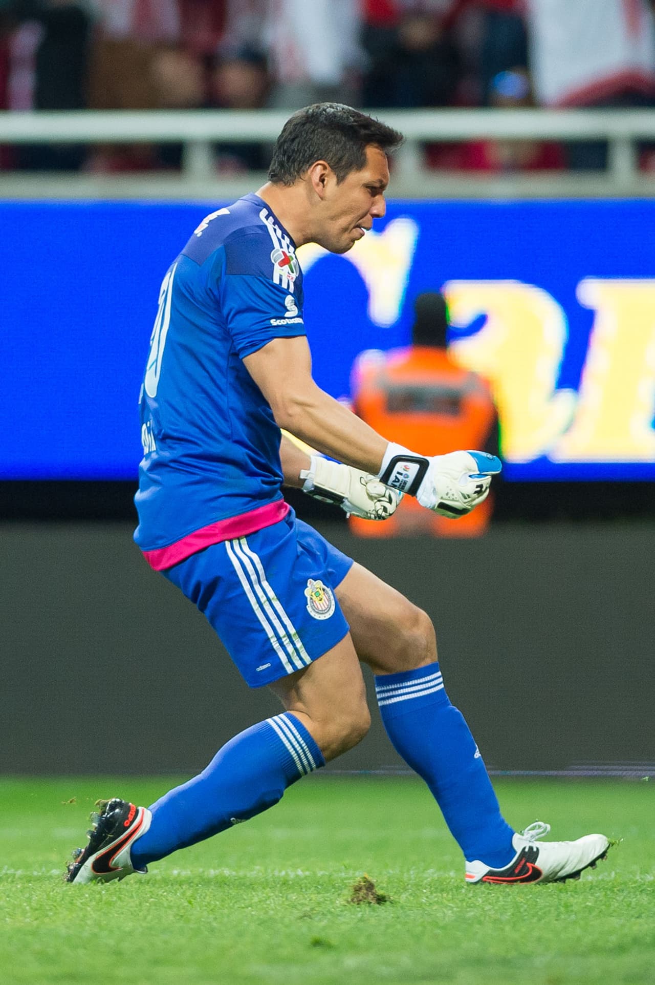 Rodolfo Cota #30 - El arquero de Chivas disputó su primer Clásico, dándole confianza a sus compañeros con las manos y con los pies, haciendo un gran partido e cortando varias jugadas de gol del equipo americanista. Lamentablemente recibió dos goles por buenas jugadas del equipo rival en las cuales no pudo hacer nada para detenerlas. Calificación 8.