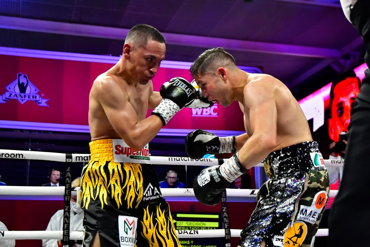 El Gallo Estrada mandó al Príncipe en dos ocasiones a la lona en el decimoprimer episodio. El réferi detuvo el combate y el Gallo Estrada defendió el título; ahora buscará la unificación de las 115 libras.