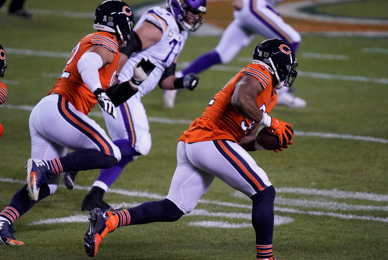Adam Thielen se encraga de anotar dos touchdowns en la victoria 19-13 sobre los Bears en su propia casa.
