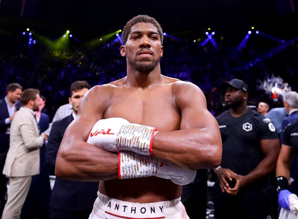 El puntaje de las tarjetas fue 118-110(x2) y 119-109. Anthony Joshua vence de manera unánime.