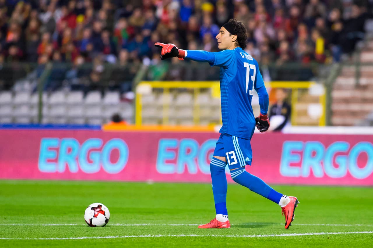 Guillermo Ochoa: El portero tuvo una buena noche, salvó a México al menos en dos ocasiones y se lleva un 8 de calificación.