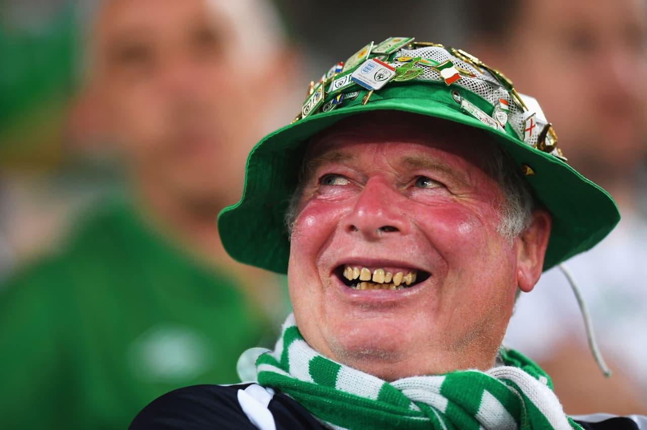 Unos cuantos pins y souvenirs los de este seguidor irlandés.