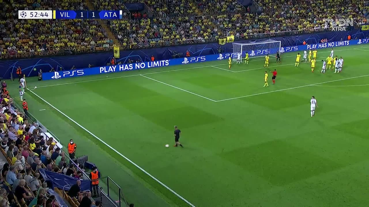 ¡CERCA! Duván Zapata disparó que se estrella en el poste.